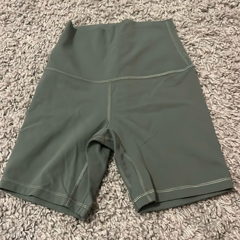 Lululemon biker shorts💚